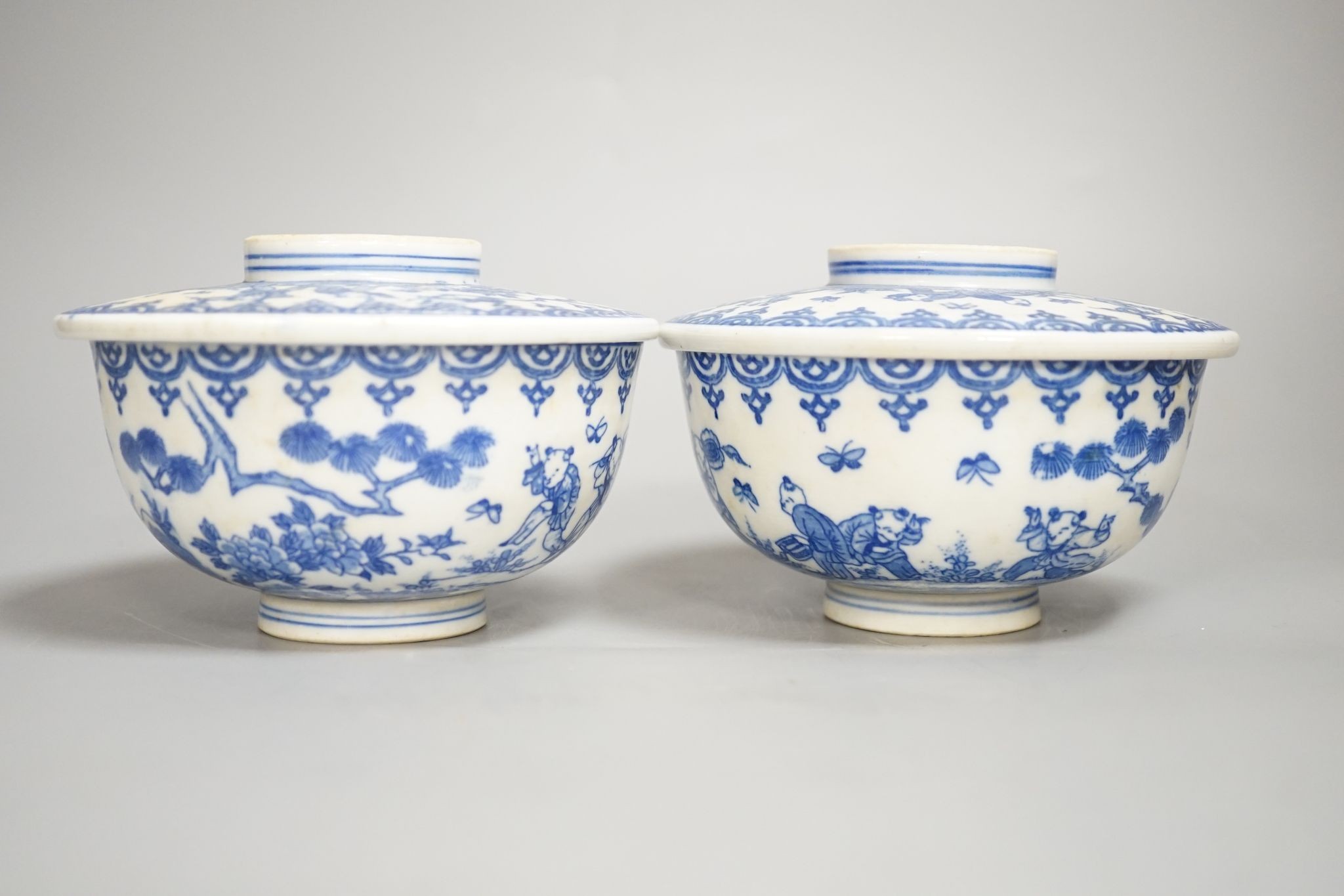 A pair of Japanese underglaze blue rice dishes and covers, Cover 13 cms diameter.